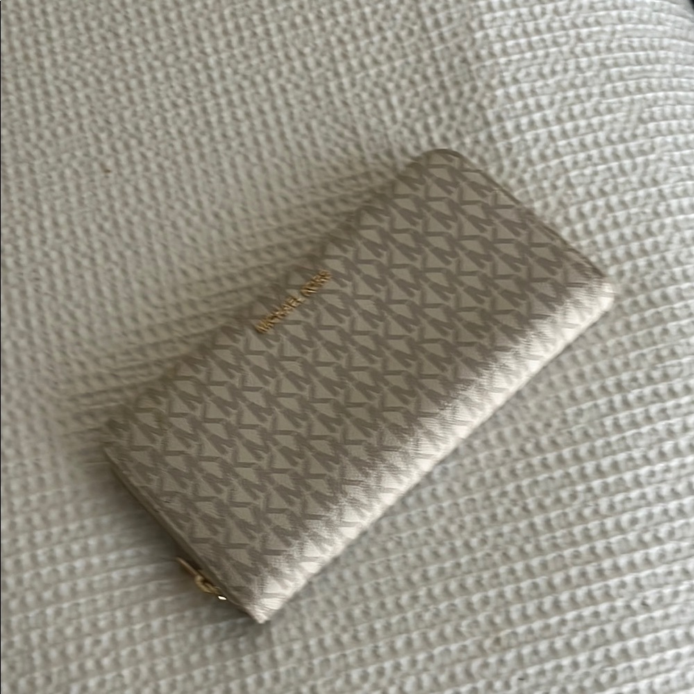 Michael Kors Cream Wallet Sleek Design